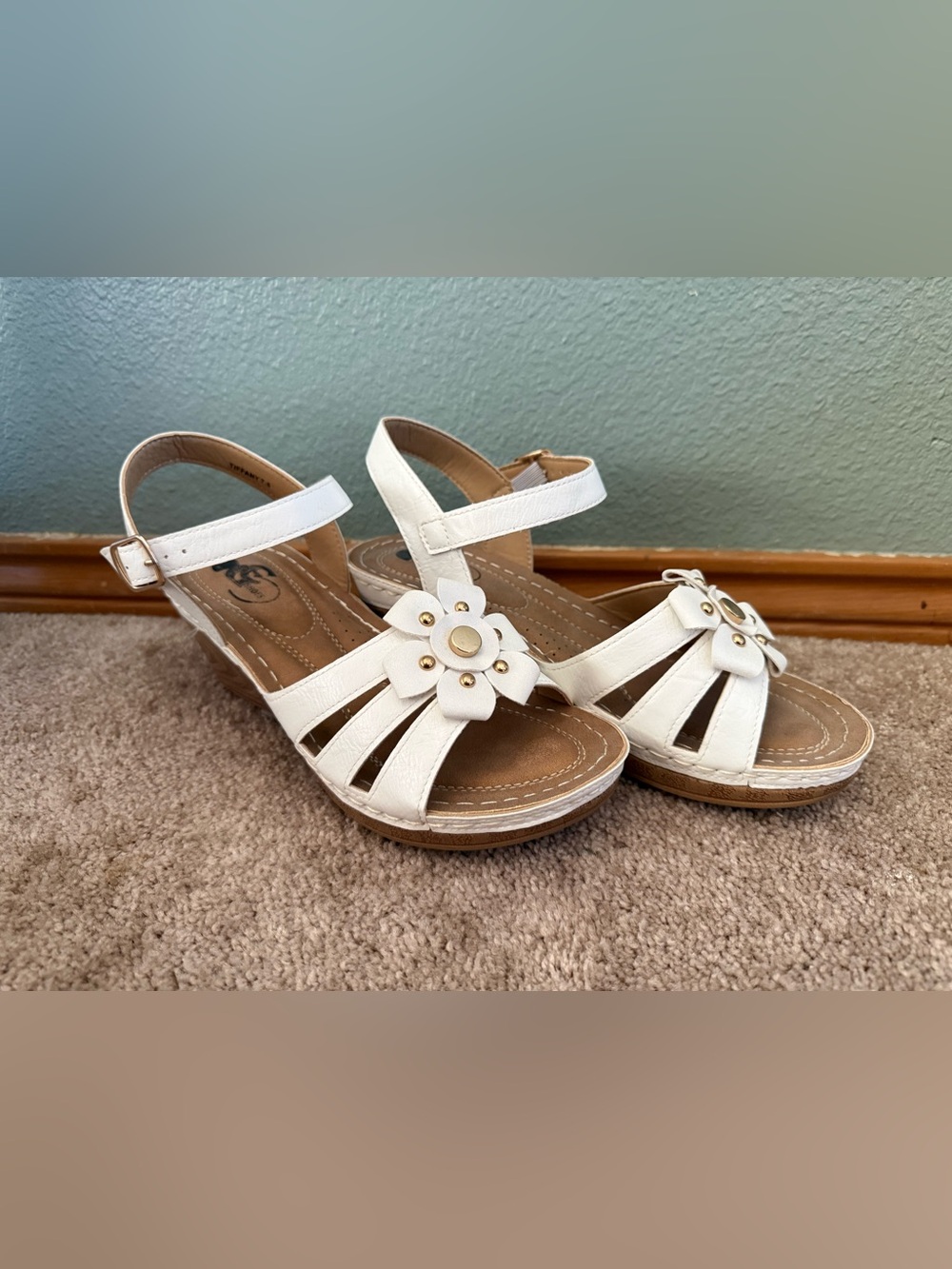 Women’s White Floral Leatherette Sandals - Brand